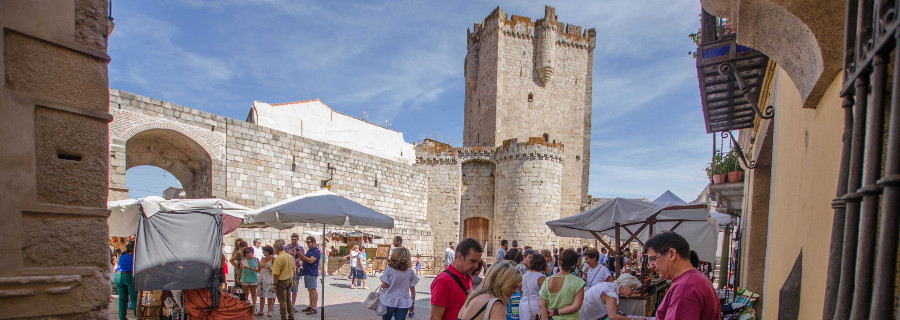 Regulación del tráfico durante el miércoles (Mercado de las Velas) y Jueves Turístico