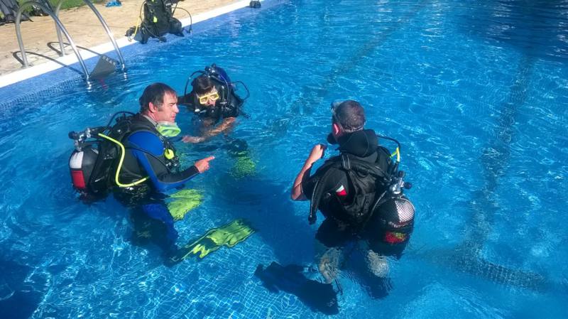 Finalizado el bautismo de buceo impartido por la Federación Extremeña de Actividades Sub-acuáticas