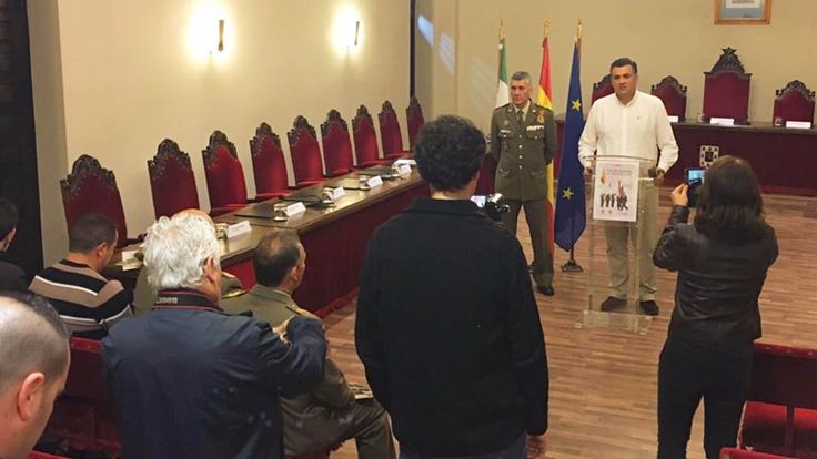 Jura de bandera de personal civil en la ciudad de Coria