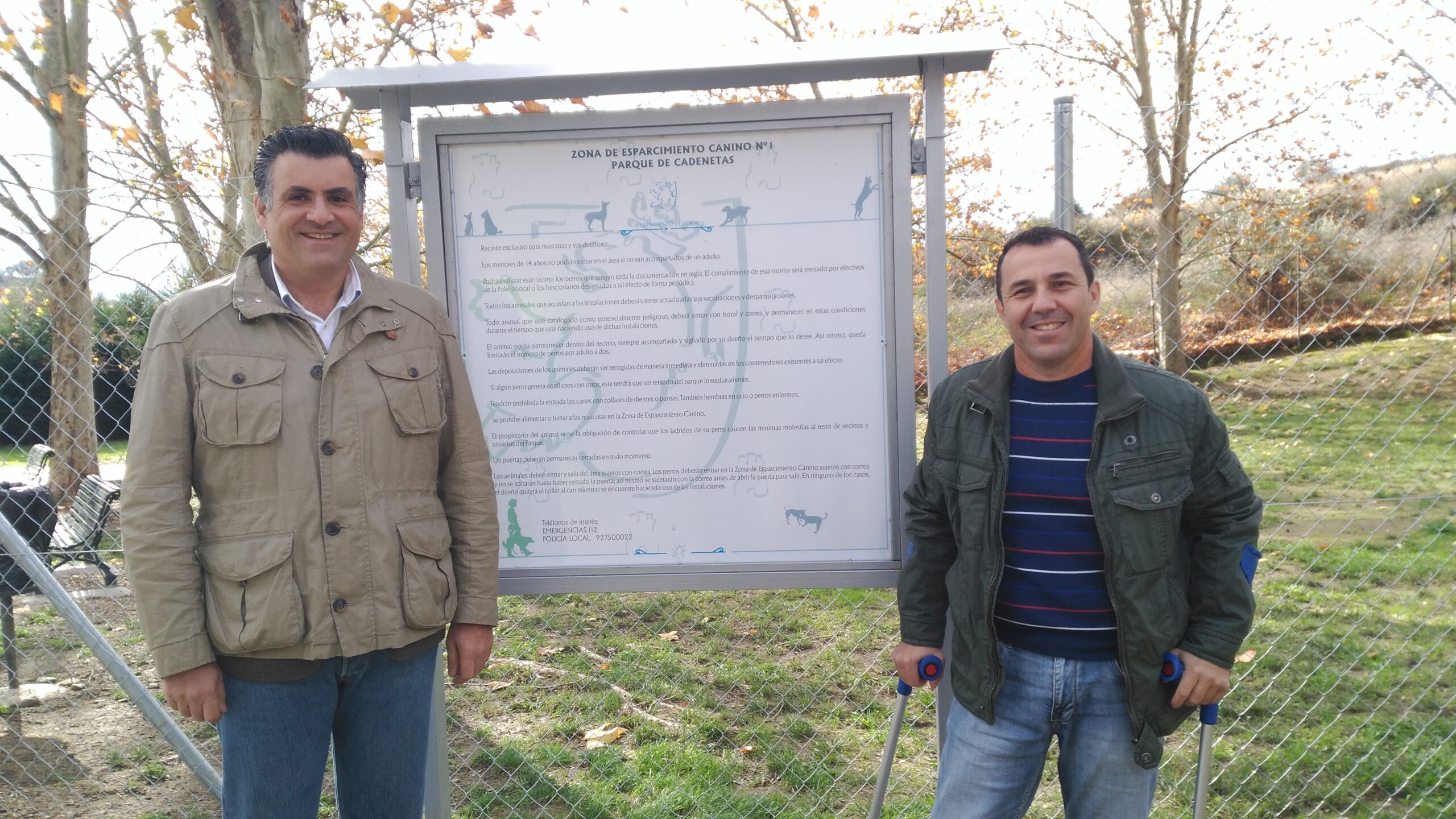 El Alcalde de Coria y el Concejal de Obras inauguran el primer Centro de Esparcimiento Canino de la localidad