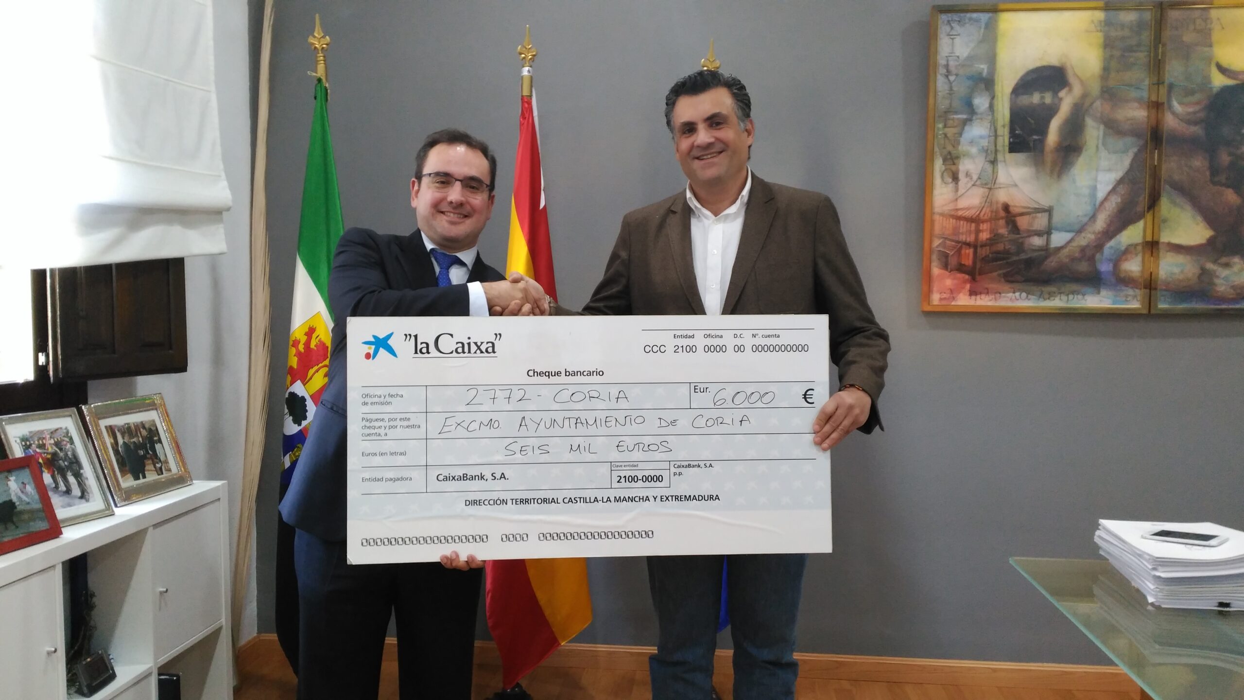 El Ayuntamiento pagará el suministro de luz y agua a las familias con menos recursos gracias a la colaboración de la Obra Social de La Caixa
