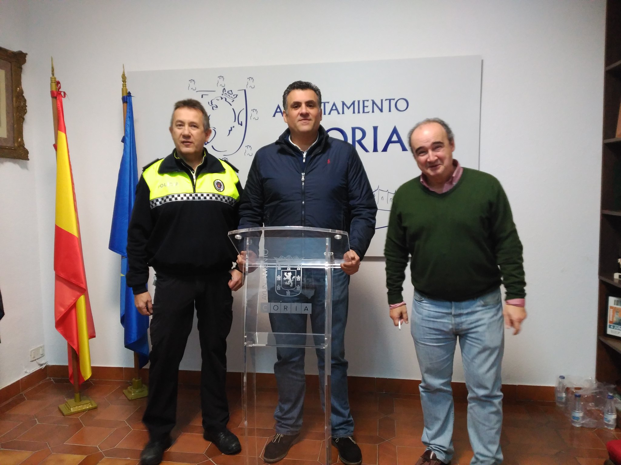 Ayuntamiento y Policía Local de Coria llevan a cabo una campaña de concienciación cívica en la ciudad