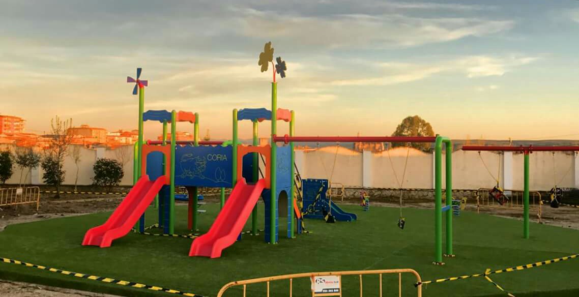 El Ayuntamiento de Coria continua con la instalación de parques infantiles en la ciudad