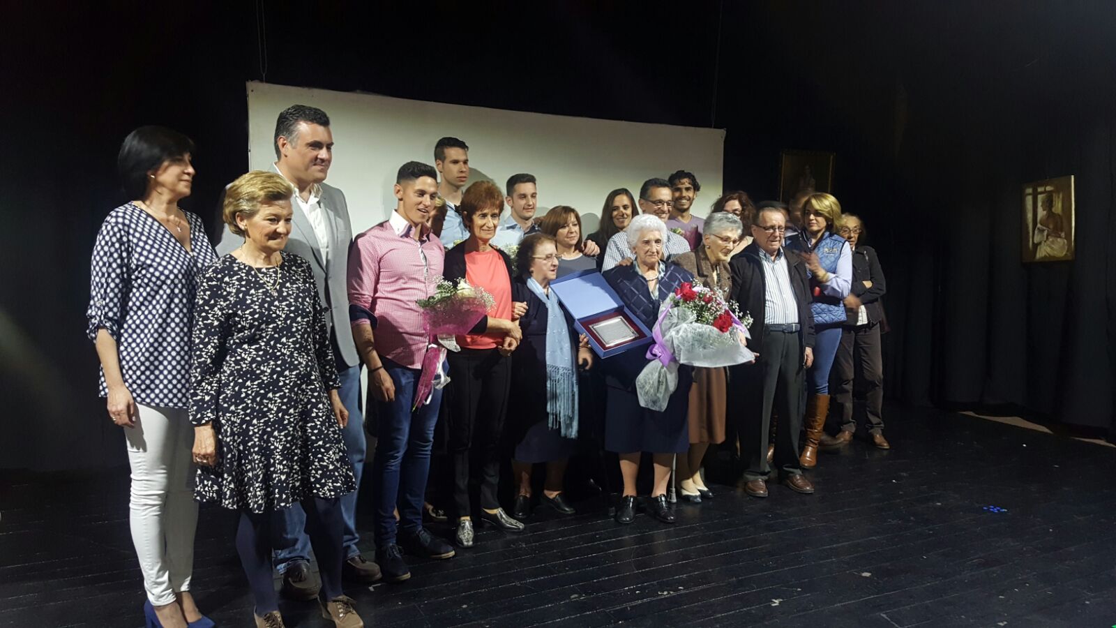 La Asociación de Mujeres de Coria y Comarca y de Amas de Casa homenajea a Dña. Juana Montero