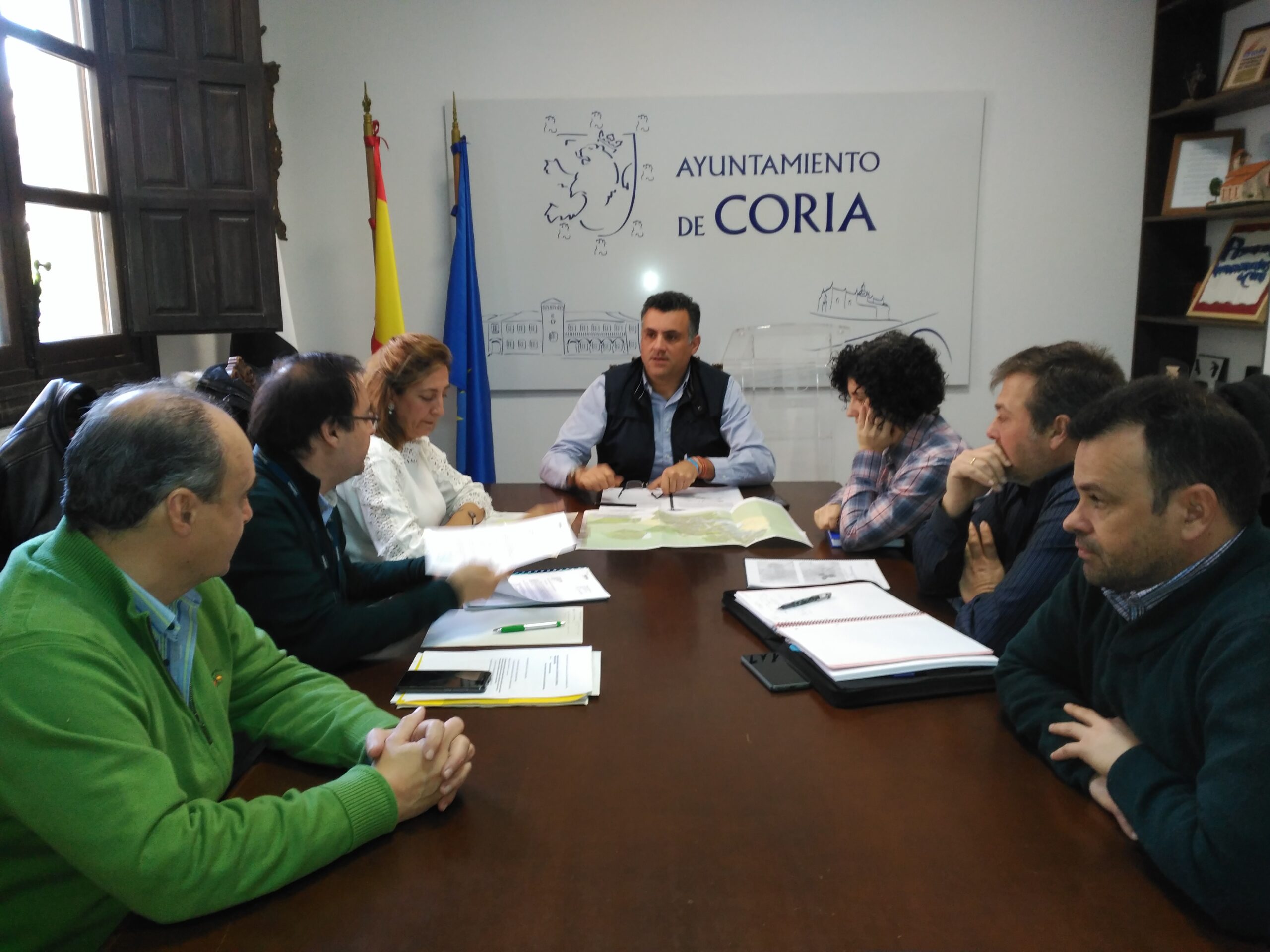 El Ayuntamiento de Coria se reúne con los técnicos de Telefónica para conocer el Plan de despliegue de fibra óptica en la ciudad