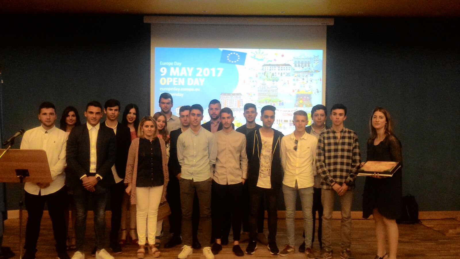 El Instituto Caurium gana el premio del IX Concurso Escolar «Día de Europa» en la categoría educación secundaria obligatoria y post-obligatotia