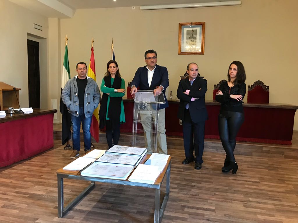 El Alcalde desmiente las declaraciones vertidas por el PSOE con respecto al proyecto de las entradas a la ciudad y lo califica de atraco a los intereses generales