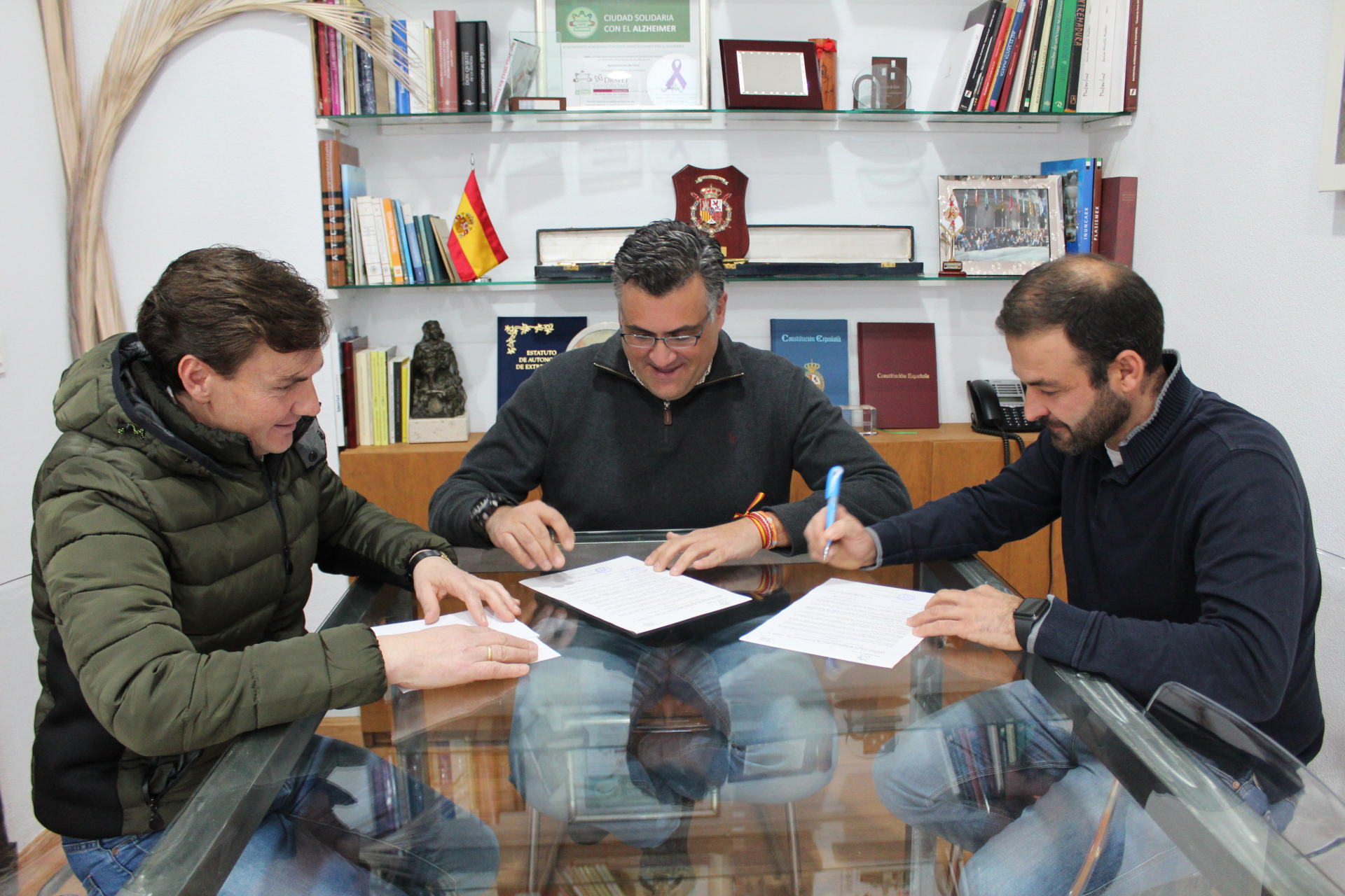 El Ayuntamiento de Coria firma el contrato de obras del cambio de césped del Municipal «La Isla»