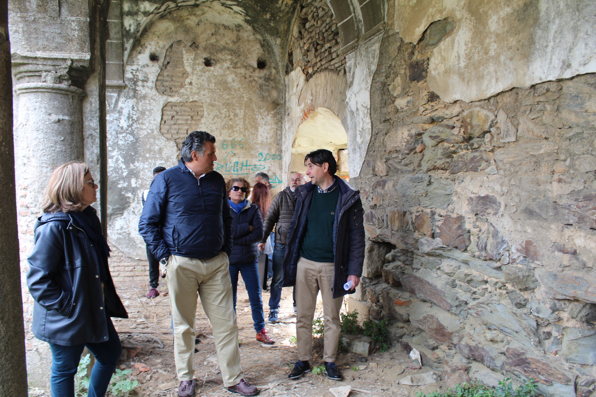 El Alcalde de Coria visita las ruinas del Convento San Francisco con sus propietarios y el arqueólogo territorial para seguir avanzando en un plan conjunto de trabajo