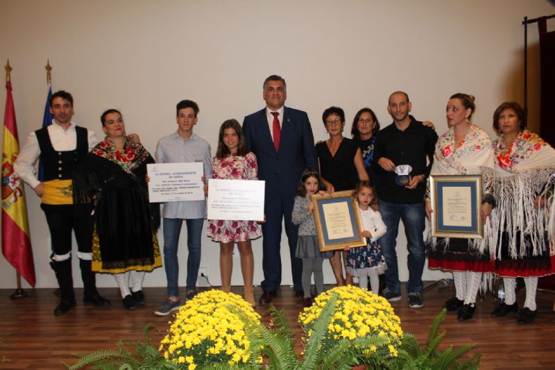 El Ayuntamiento de Coria premia a José Antonio Mora Cabello, Coros y Danzas Savia Viva y Adrián Lorenzo y Patricia González en los III Premios San Pedro de Alcántara