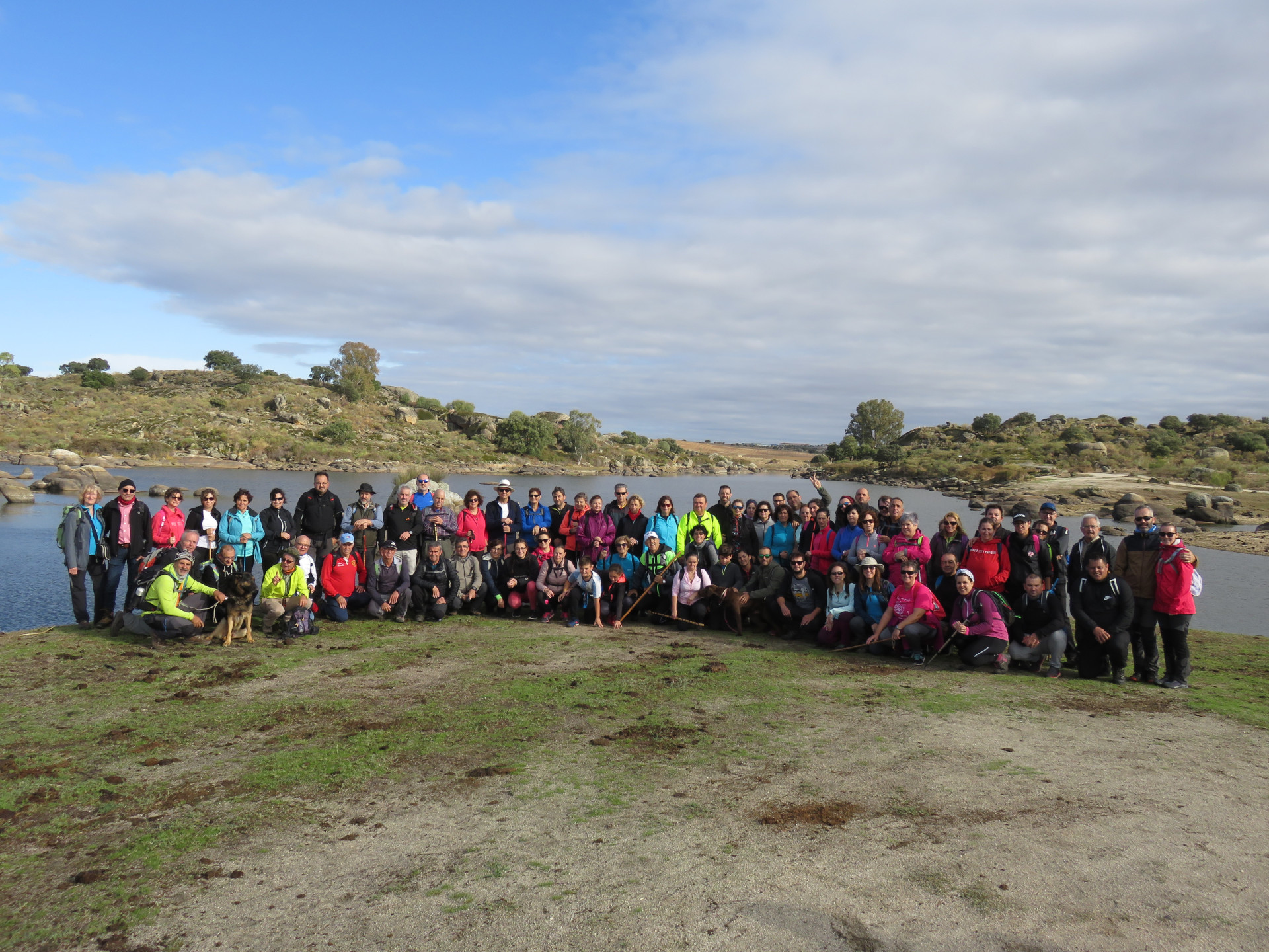 78 Senderistas visitaron el Paraje Natural de los Barruecos