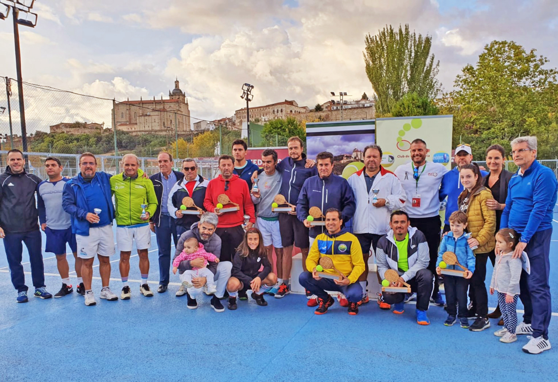 El Club de Tenis Cauria laureado en el Campeonato de Extremadura de Tenis Veteranos celebrado en Coria