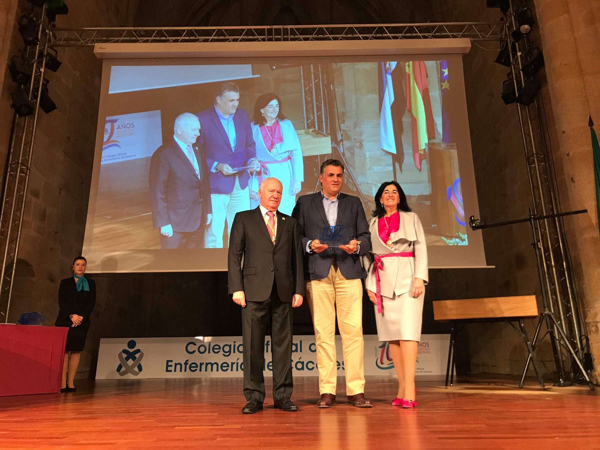 El Colegio de Enfermería premia al Ayuntamiento de Coria por su contribución al desarrollo de la profesión