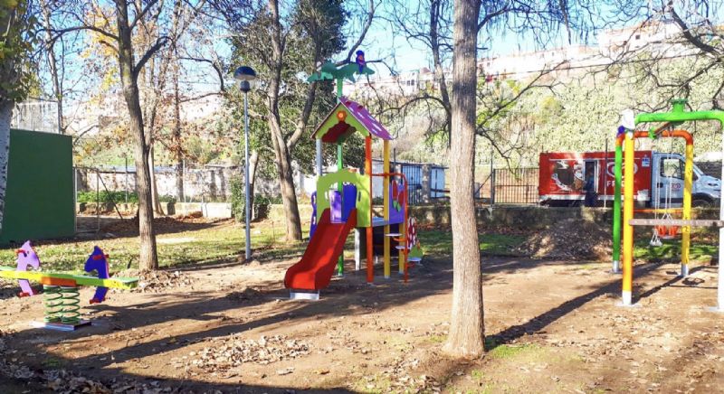 El Ayuntamiento de Coria continúa con la instalación de parques infantiles en la Ciudad y sus pedanías