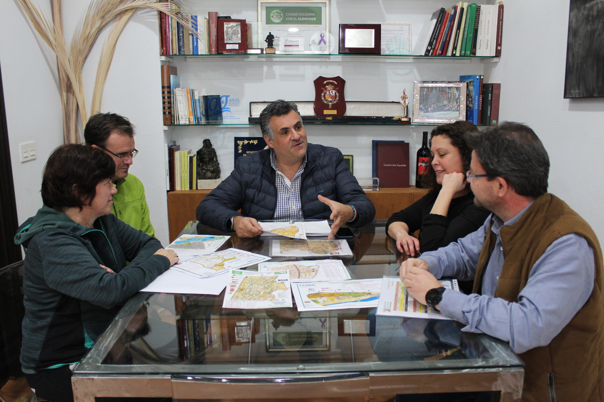 El Alcalde recibe al nuevo Club de Orientación creado recientemente en Coria