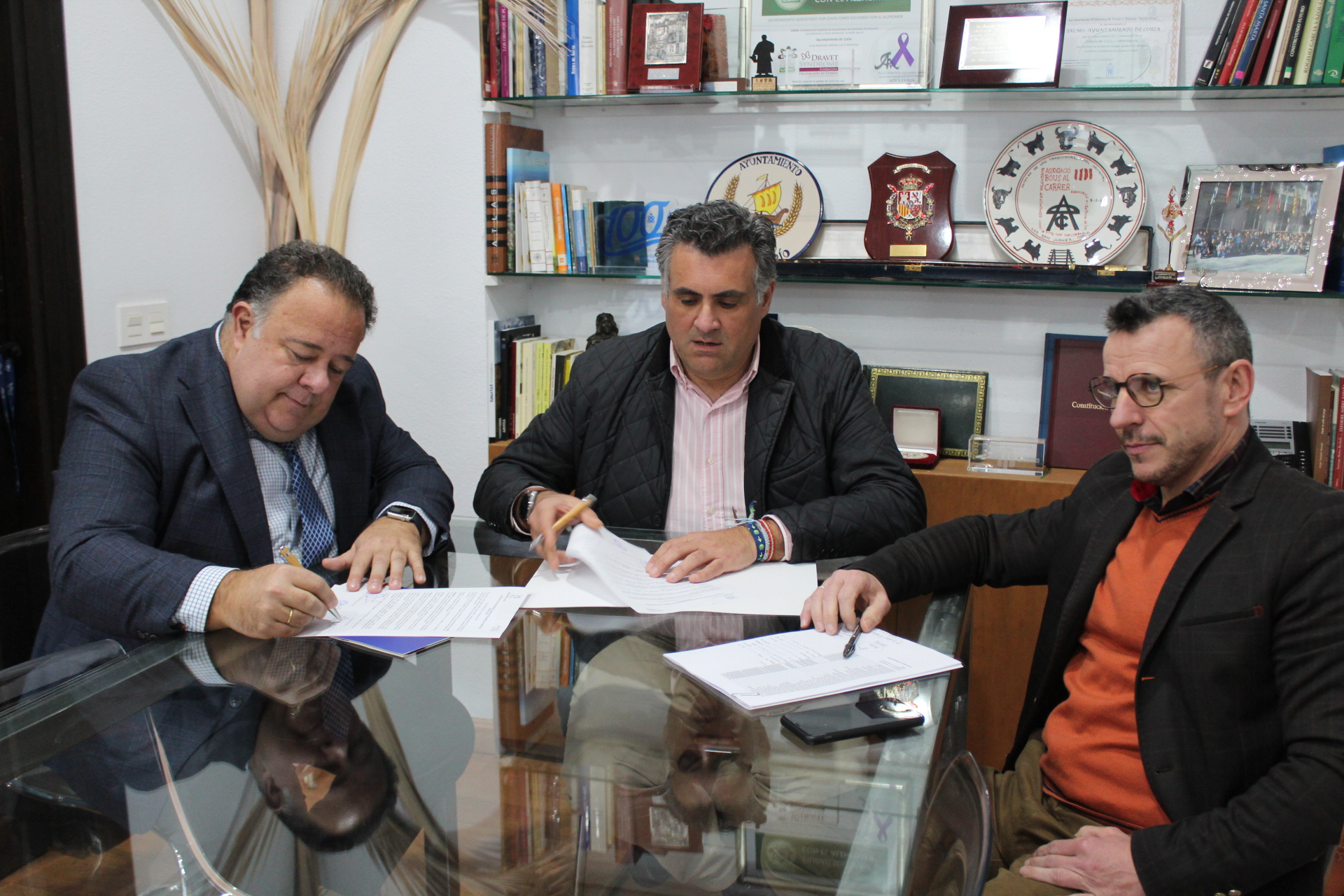 Ayuntamiento y Limycon. S.L., firman el contrato de servicio de limpieza de edificios públicos por dos años