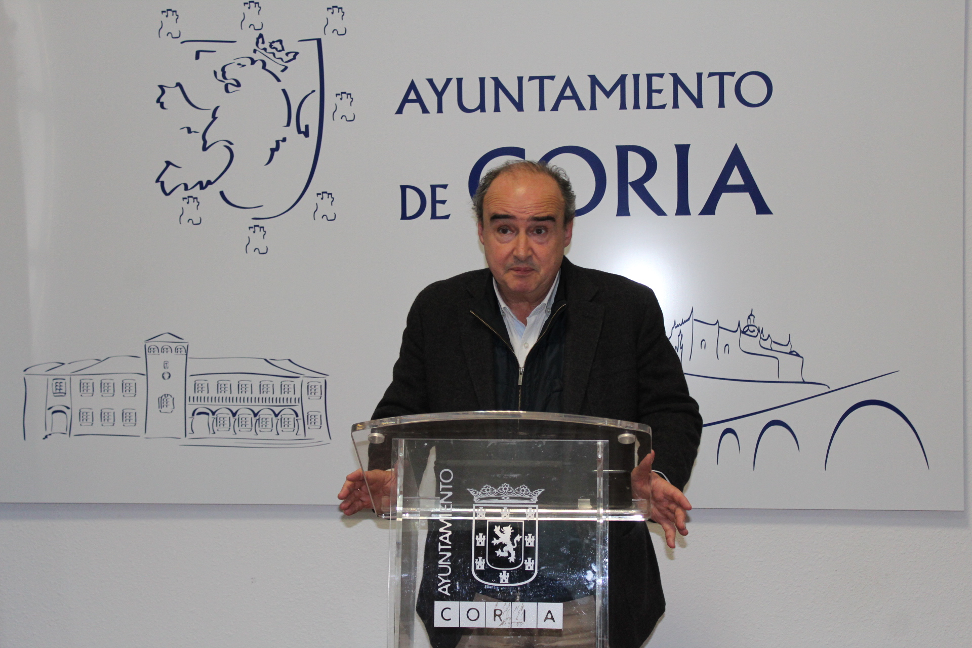 Pablo Enciso da una rueda de prensa para aclarar que los contratos temporales de relevo se han realizado dentro de la legalidad