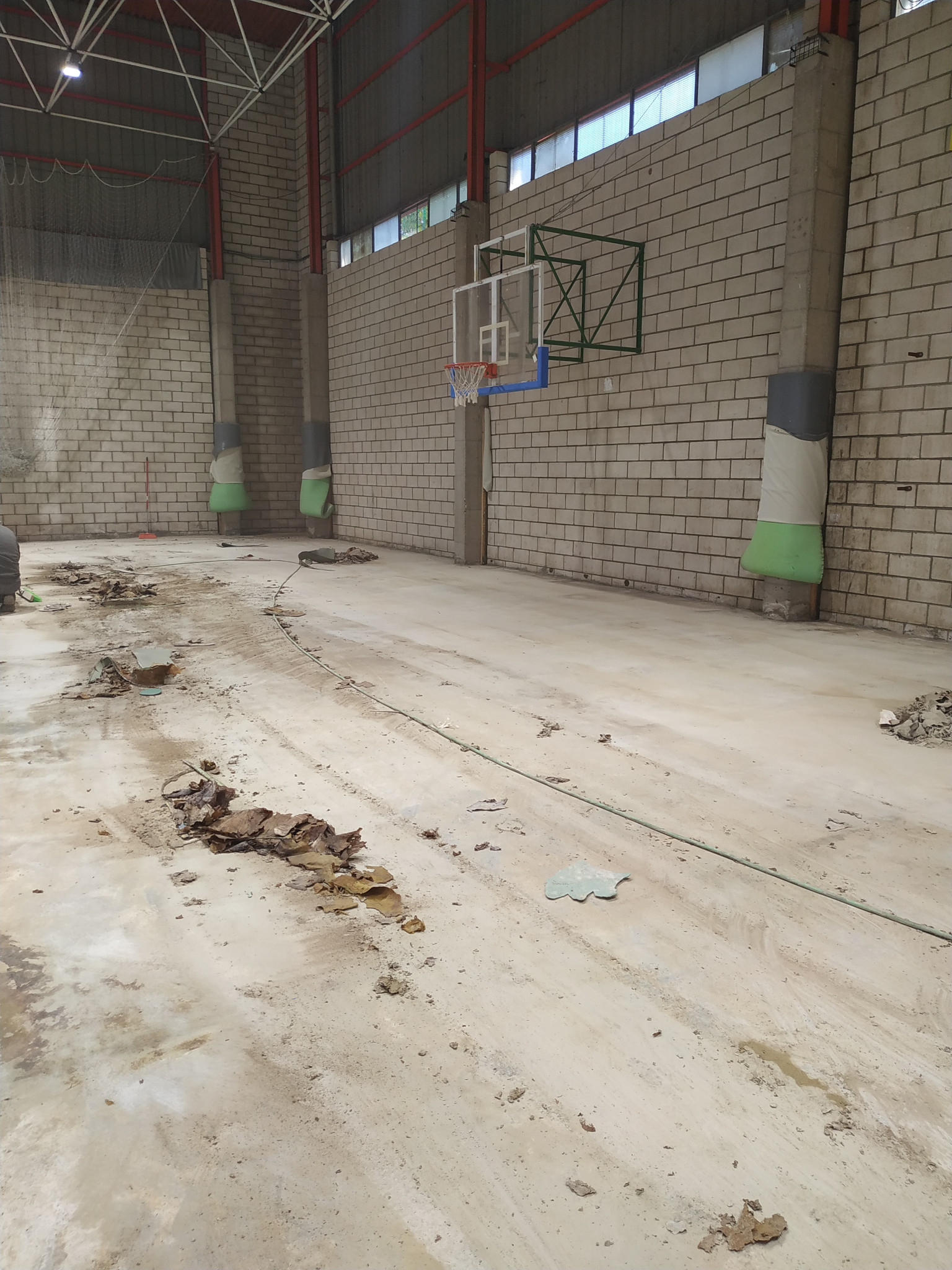 Comienzan las obras del cambio de pavimento en el Pabellón Municipal de Deportes