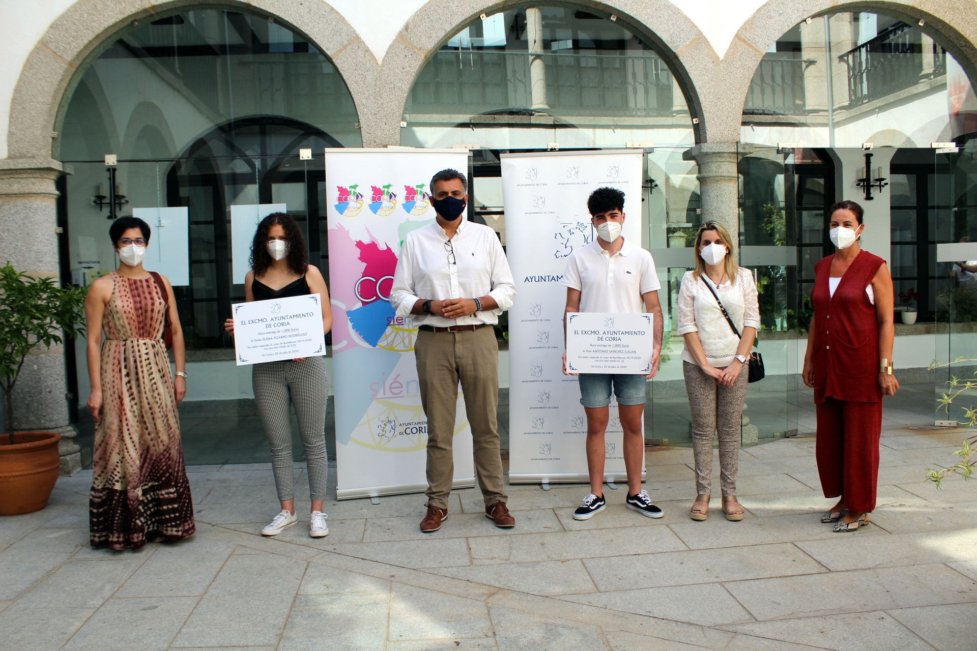 Los premios a los mejores expedientes académicos tienen como ganadores a los alumnos de bachillerato Antonio Sánchez y Elena Pizarro