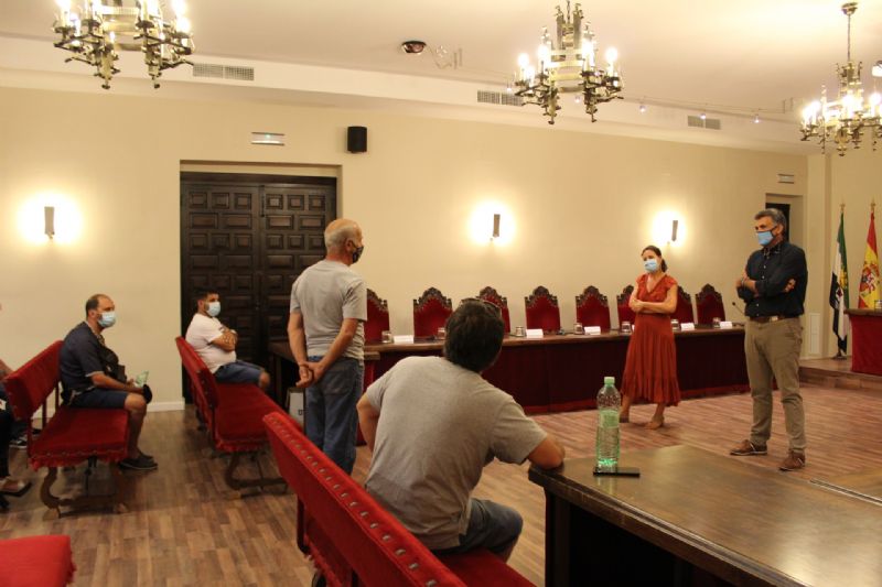 El Alcalde de Coria se reúne con representantes de la Plataforma «Orgullo Ambulante» para tratar la instalación de todos los puestos del mercadillo