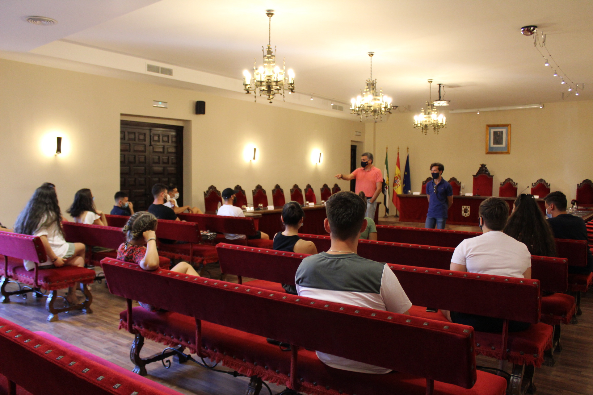 El Alcalde de Coria se reúne con los jóvenes de la ciudad para conocer sus inquietudes