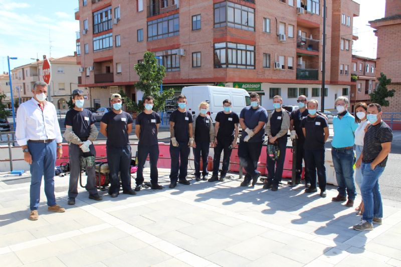 Los alumnos de las escuelas profesionales realizan trabajos en la avenida Mons. Riberi y en el cementerio de Puebla de Argeme