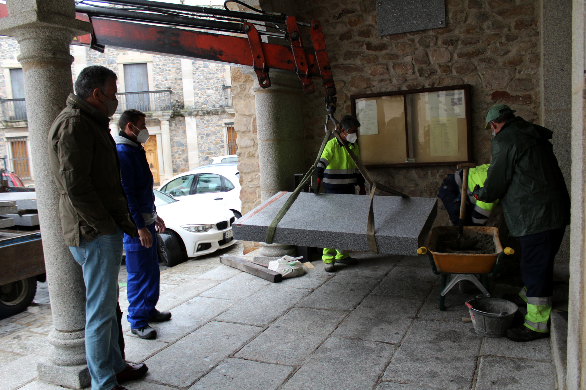 El Ayuntamiento mejora la accesibilidad a las instalaciones consistoriales con la colocación de una rampa de acceso en la puerta principal