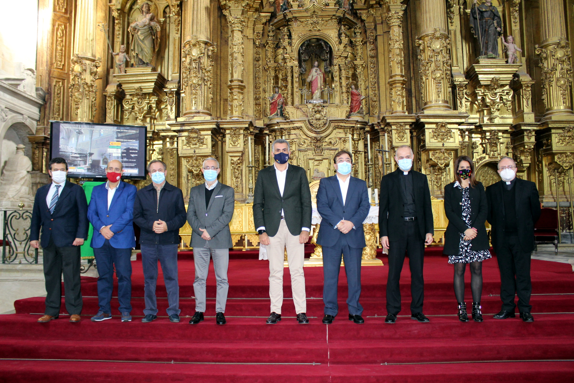 Las autoridades autonómicas y locales visitan las obras de consolidación de la Catedral de Coria