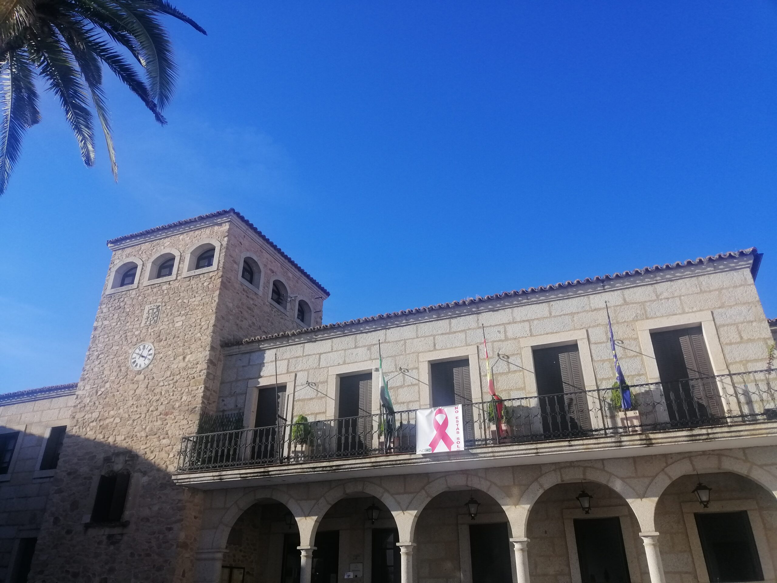 El Ayuntamiento de Coria luce un lazo rosa para dar visibilidad a la lucha contra el cáncer de mama