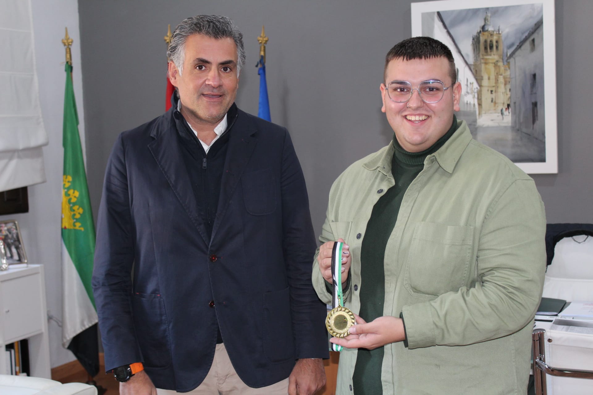 El Alcalde recibe al cauriense Juan José Hernández, Campeón de Extremadura en las Olimpiadas de FP en la modalidad de patronaje y moda