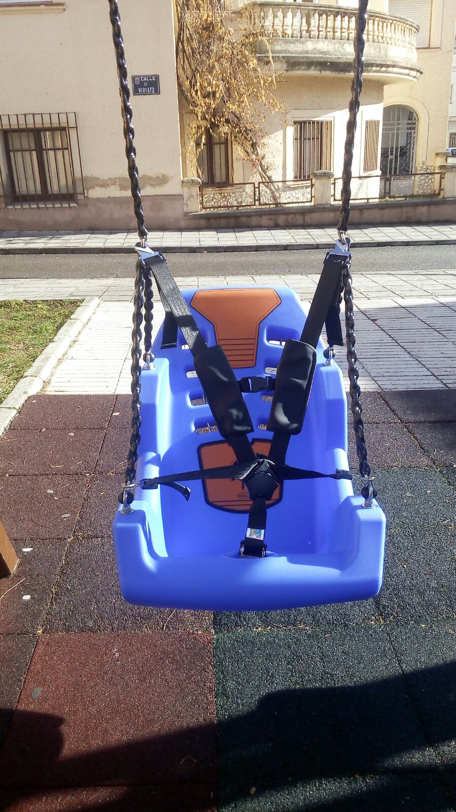 El Ayuntamiento de Coria instala en algunos parques infantiles columpios para los niños con movilidad reducida