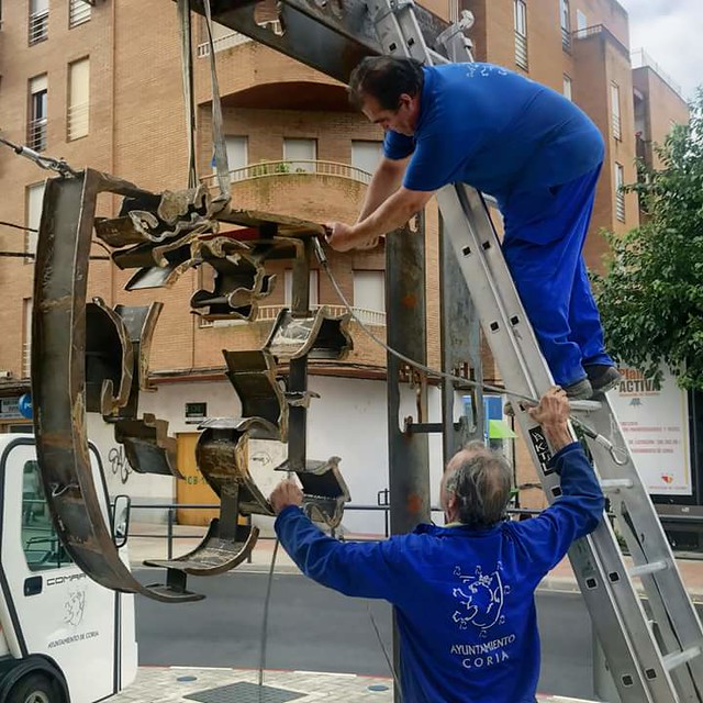 Una estructura de hierro con el escudo de Coria decora la rotonda del Hospital