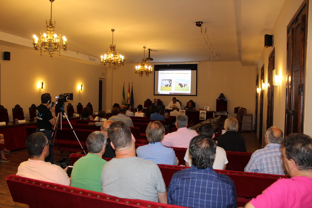 El libro homenaje a Victorino Martín Andrés. La luz de una ganadería ha sido presentado en la ciudad de Coria
