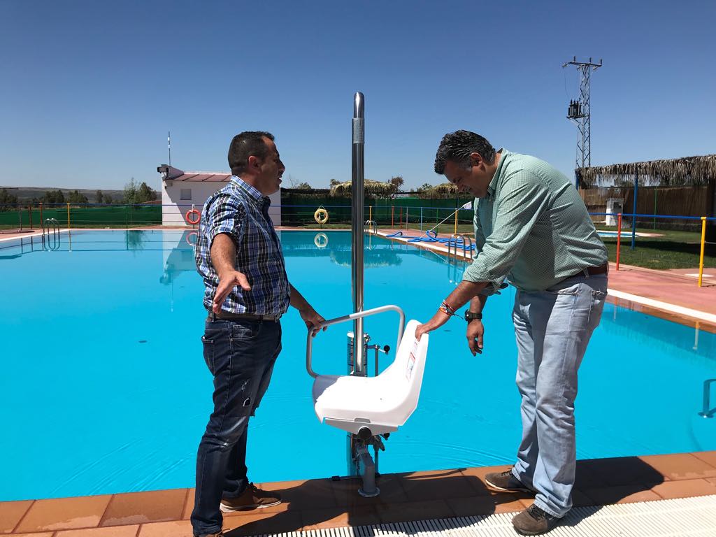 Las piscinas de Puebla de Argeme y Rincón del Obispo ya cuentan con elevadores para las personas con movilidad reducida