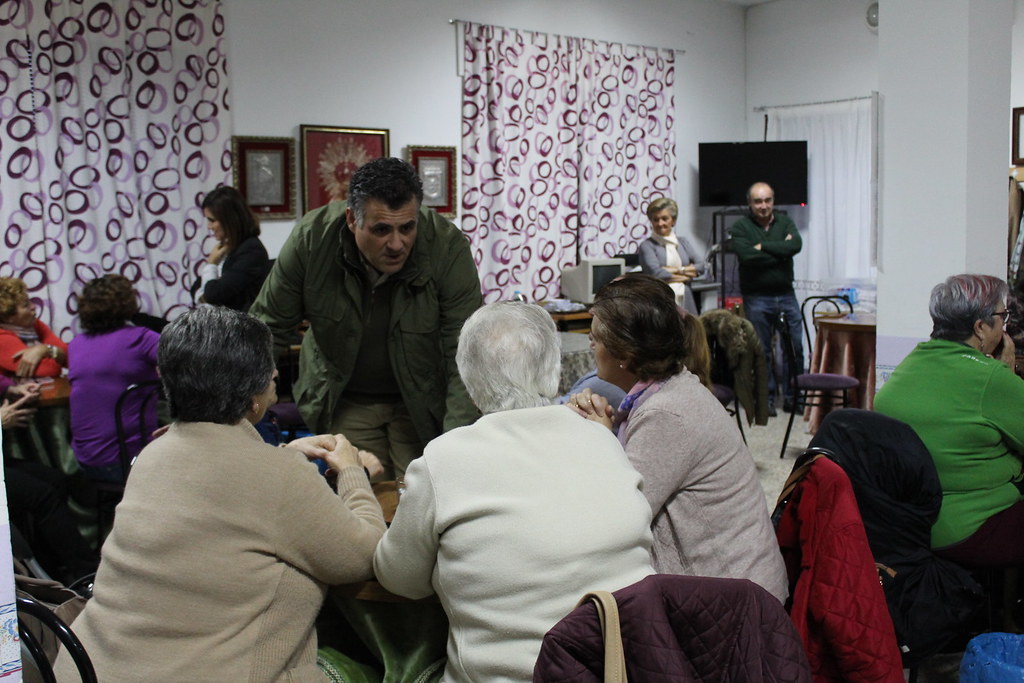 El Alcalde de Coria visita a la Asociación de Amas de Casa