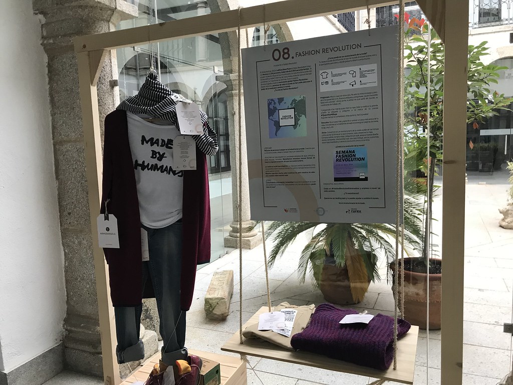 Exposición de moda sostenible en el claustro del Ayuntamiento