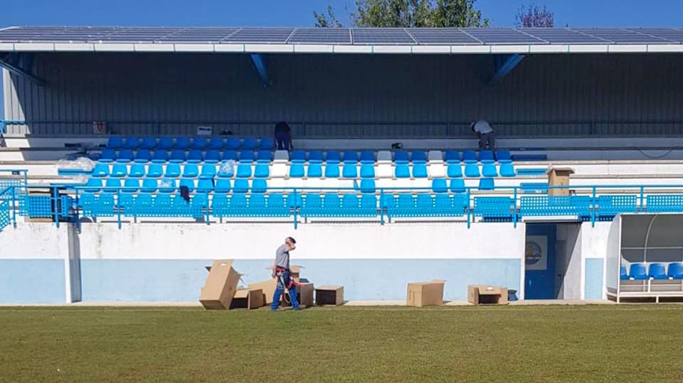 El Ayuntamiento ya ha empezado a colocar los asientos en las gradas del Campo de Fútbol «La Isla»