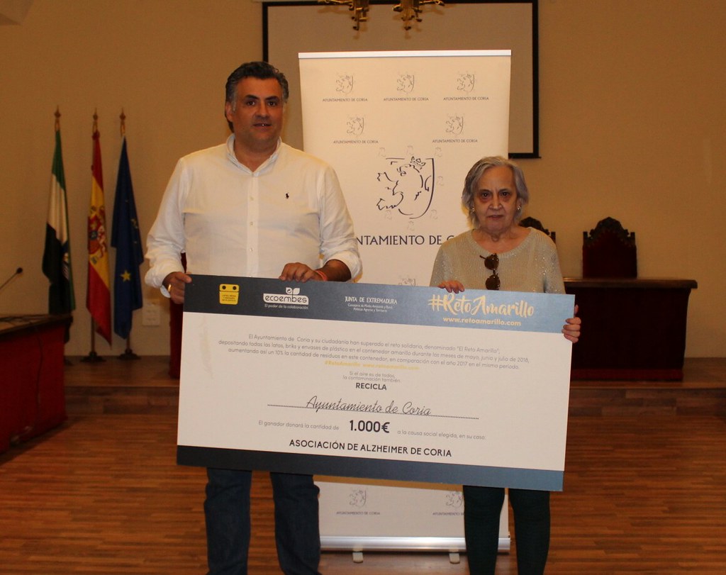 El Alcalde de Coria hace entrega del cheque de 1.000 euros del Reto Amarillo a la Asociación de Familiares y Enfermos de Alzheimer