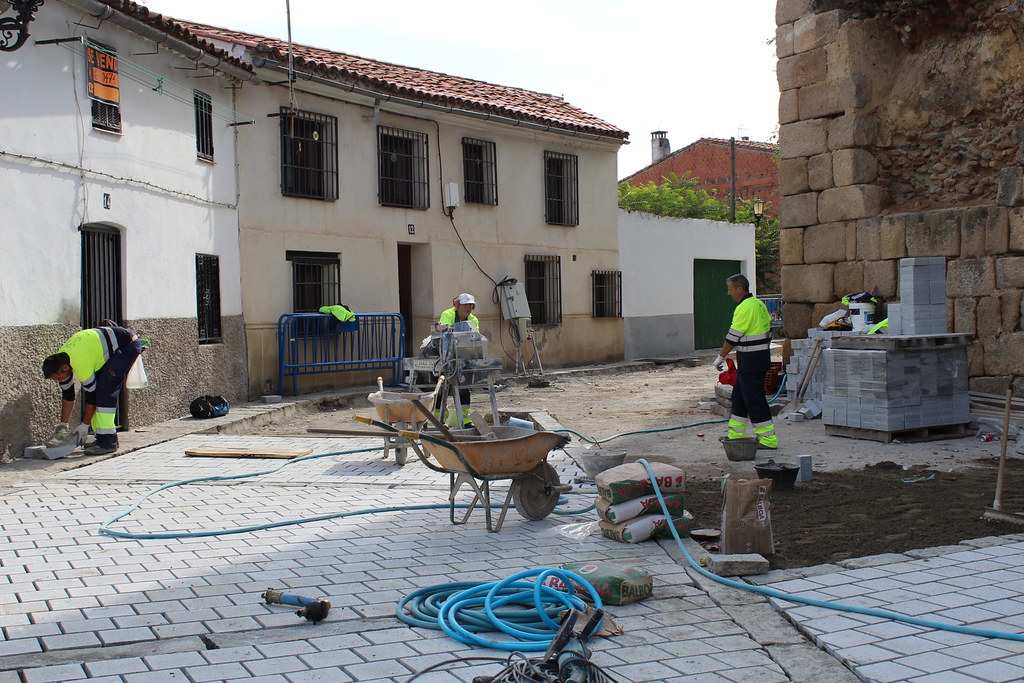 Cruz de Piedra, Peligro y Muralla serán las últimas calles del cambio de empedrado
