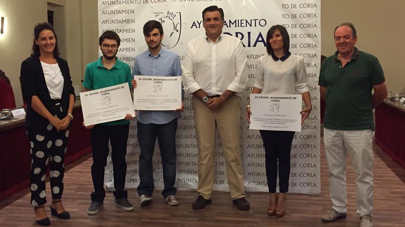 El Ayuntamiento de Coria entrega tres becas de 1000 euros a los tres mejores expedientes académicos del Curso 2014/2015 del IES Alagón