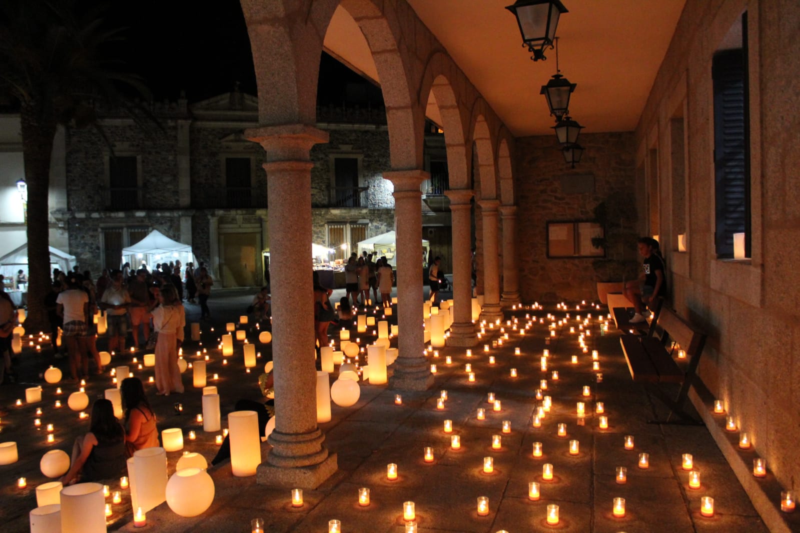 El Mercado de las Velas se disfrutará esta noche con música en directo, artesanía, productos extremeños y la mejor ambientación con velas en el Casco Histórico de Coria