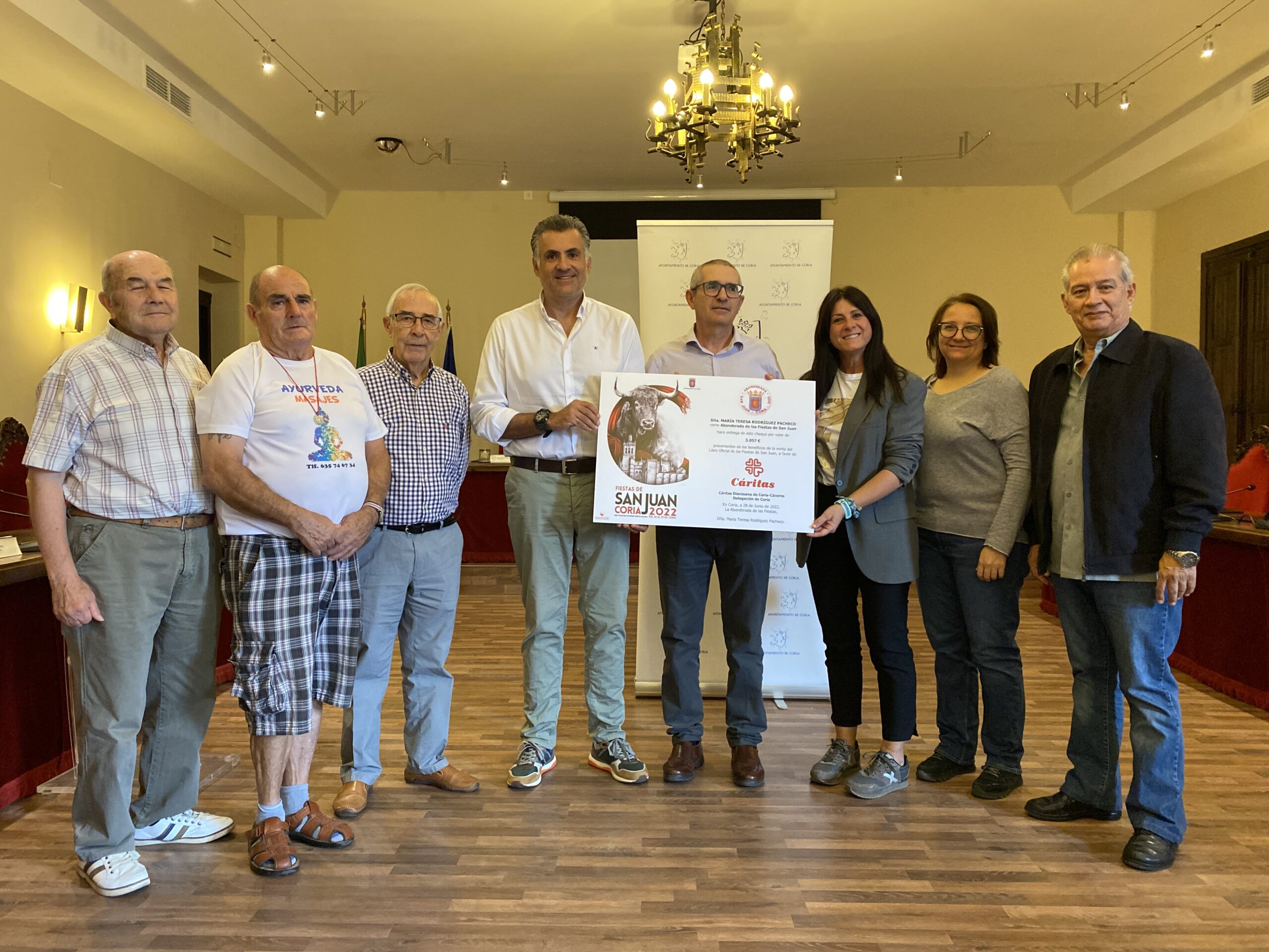 La Abanderada de las Fiestas de San Juan 2022 entrega un donativo de 3.057 euros a Cáritas Interparroquial de Coria