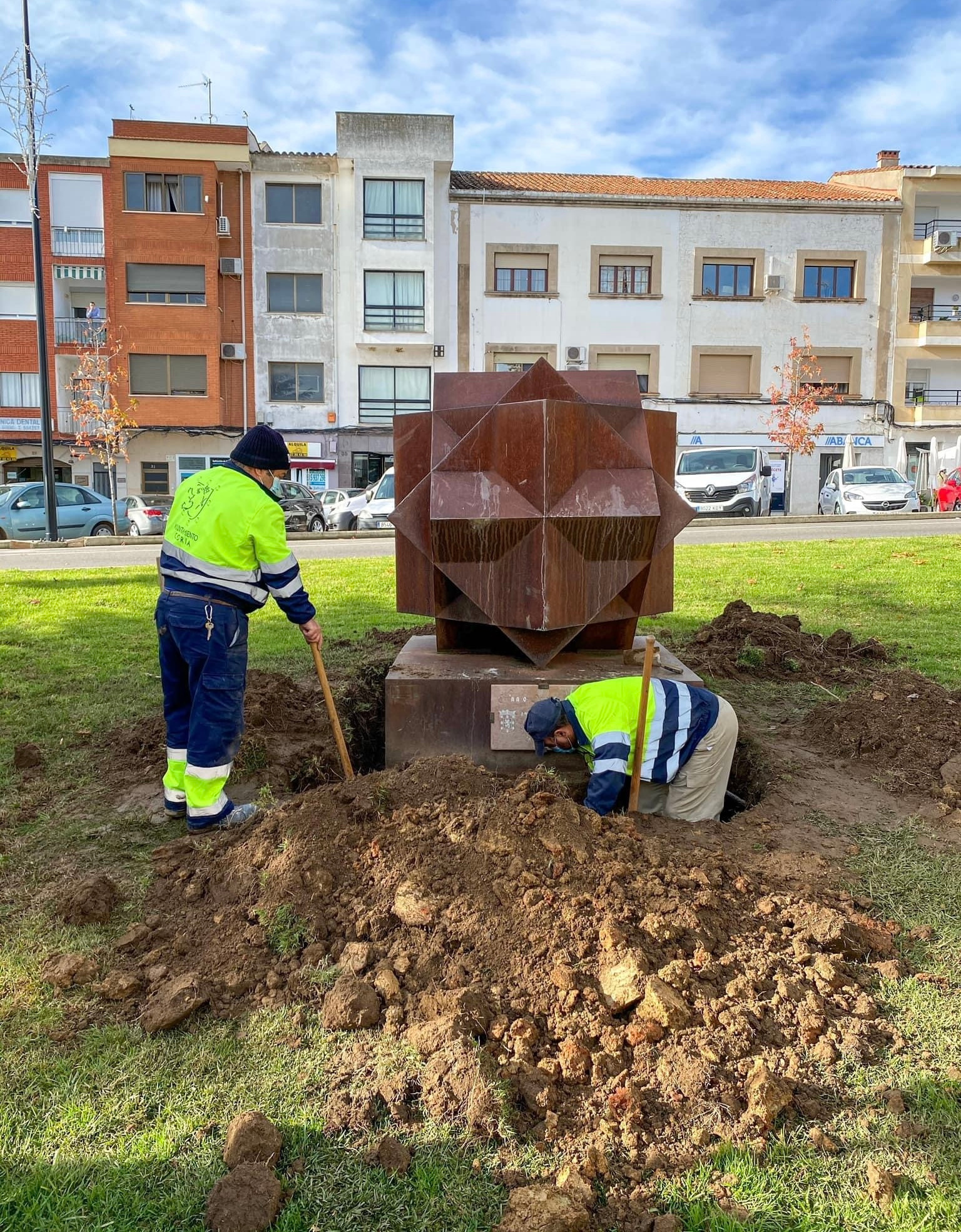 Comienzan los trabajos de traslado y  restauración de la escultura dedicada a los donantes de sangre de Coria y Comarca