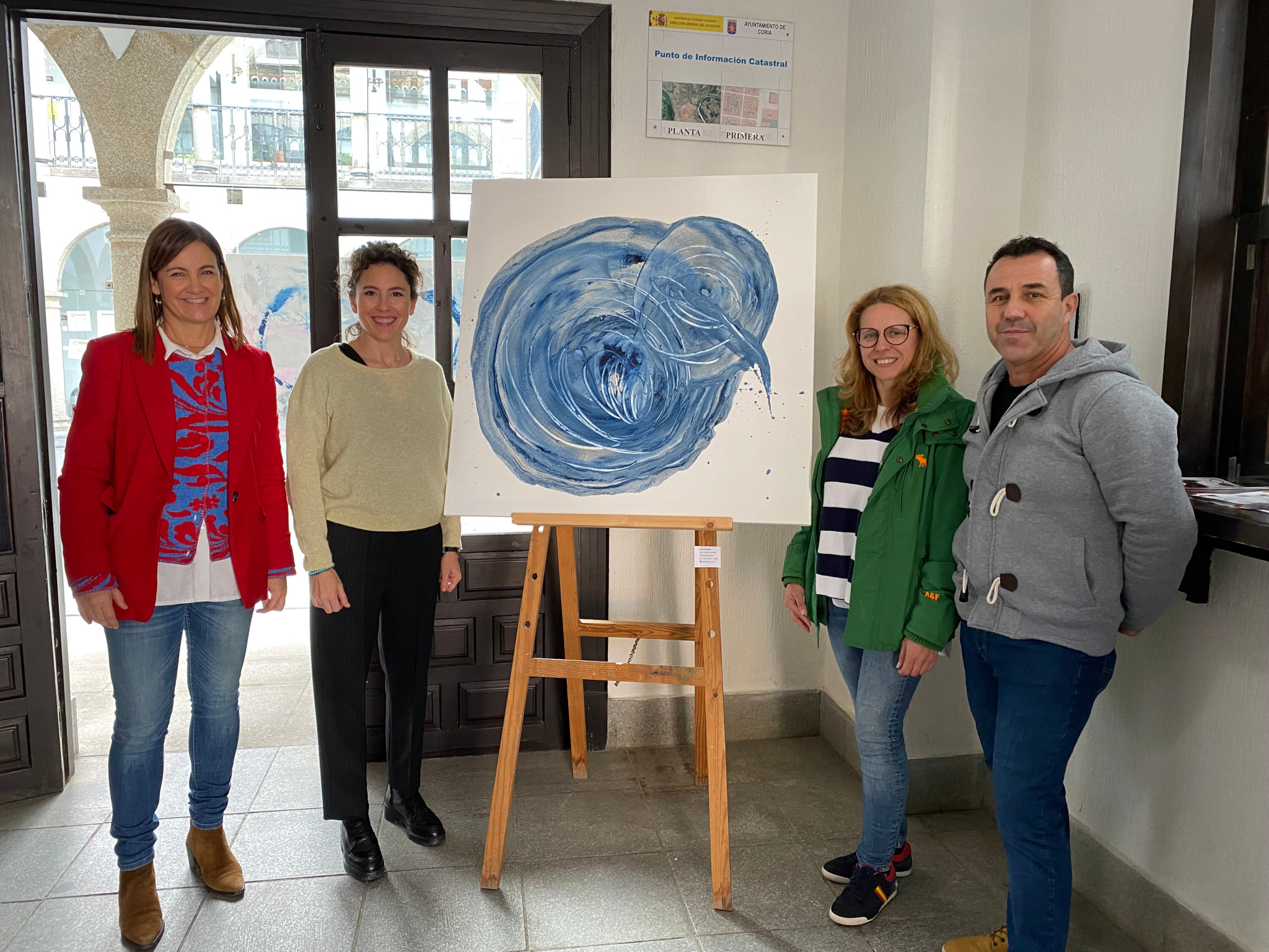 El arte abstracto llega a Coria con una exposición llena de textura y emoción