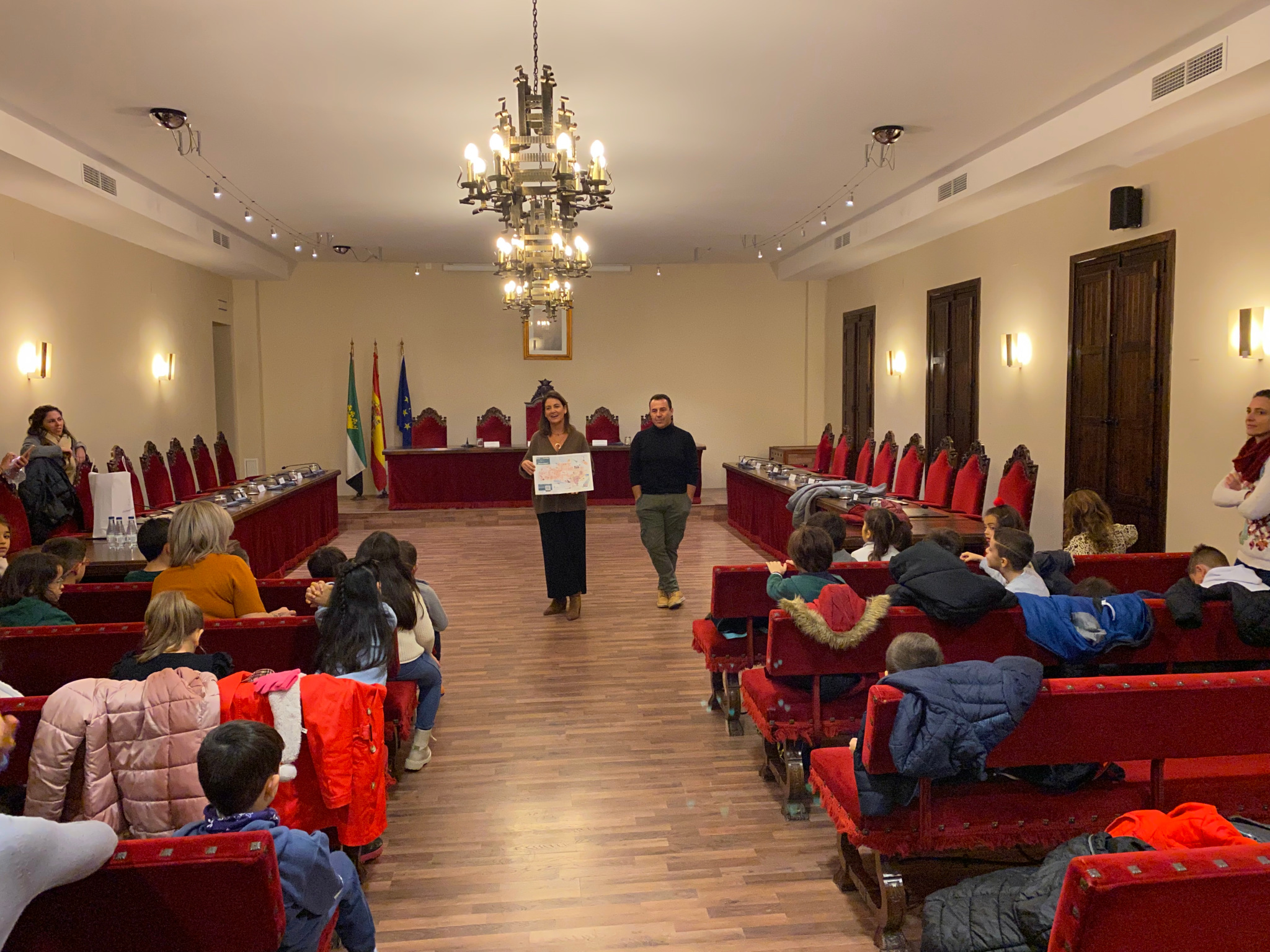 El Colegio Público Camilo Hernández visita el Ayuntamiento y presenta su proyecto “Mapa de Coria para niños”