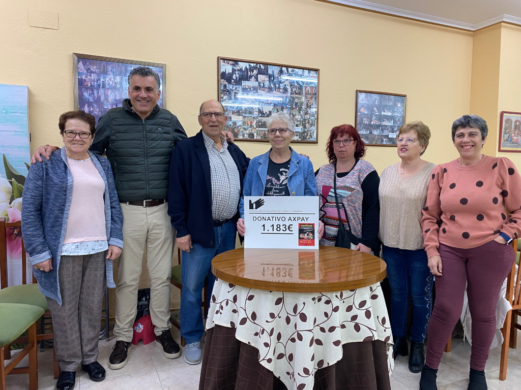 La Asociación de Mujeres de Coria y Comarca entrega un cheque por valor de 1.183 euros para AXPAY