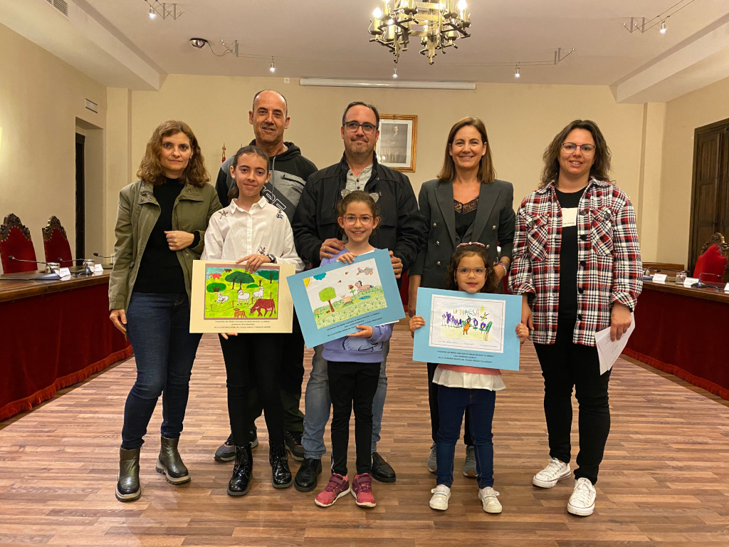 Lara Rodríguez, Julia García y Leonor Mateo, ganadoras del I Concurso de Dibujo infantil “La Dehesa”, enmarcado dentro de la I edición de Coria Sabor a Primavera