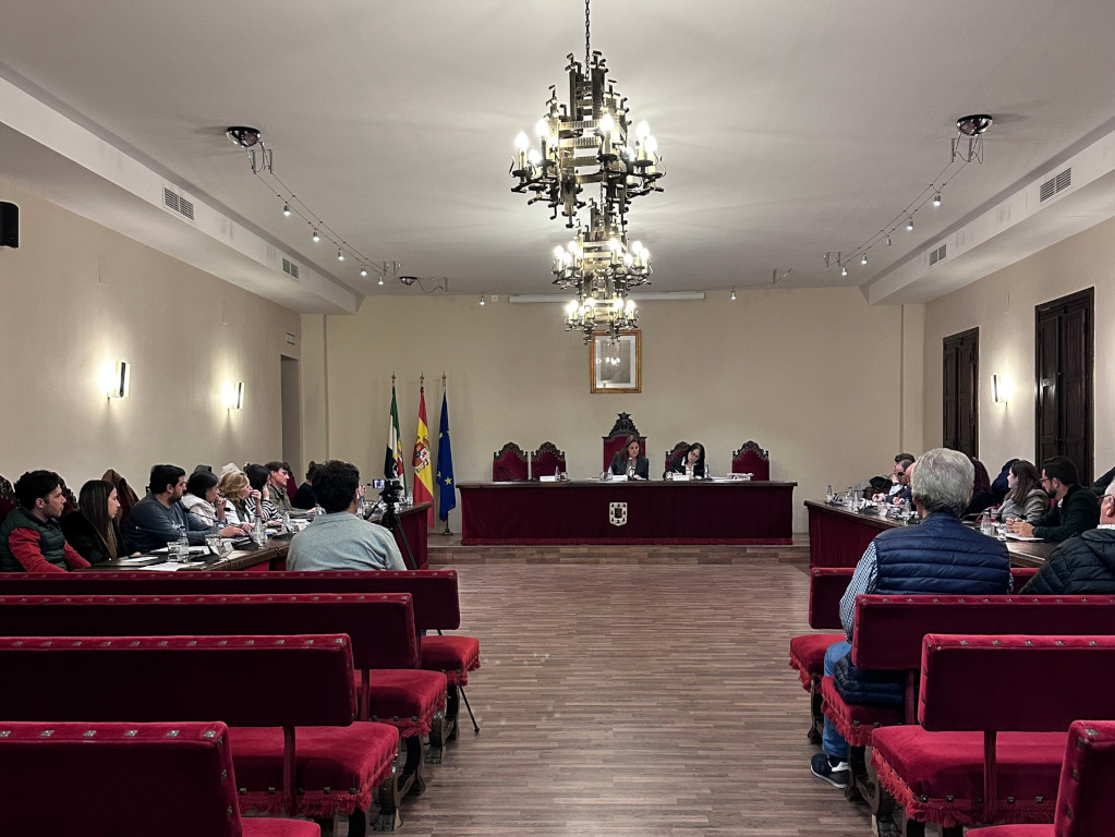 El Ayuntamiento aprueba en pleno las bases reguladoras del Concurso de Carteles de San Juan 2024 y el Concurso de elección de Reina y Damas