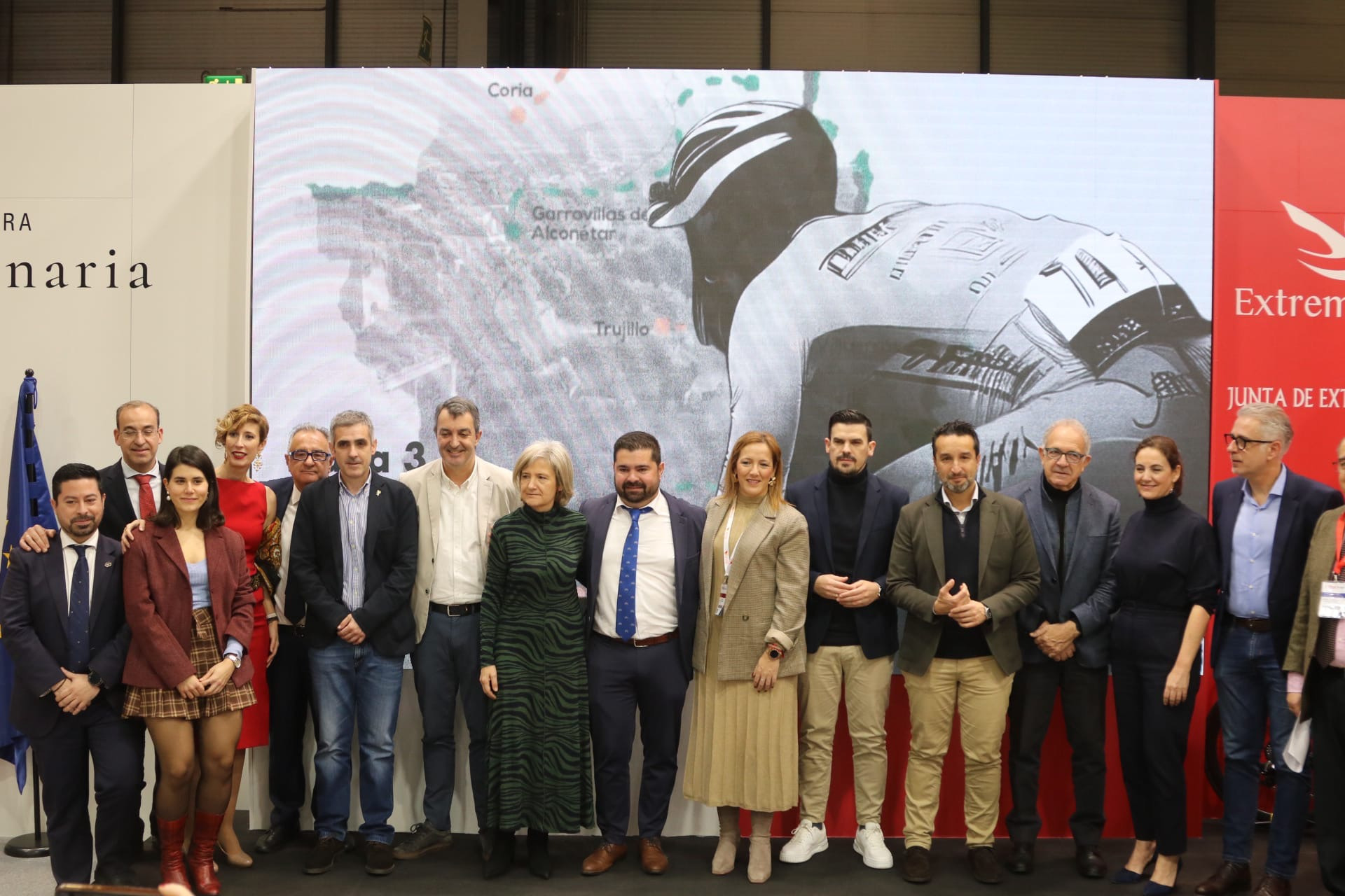 La Alcaldesa de Coria, Almudena Domingo, asiste a la presentación en FITUR de la Vuelta Ciclista a Extremadura que pasará por la localidad cauriense