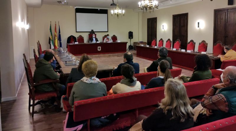 El escritor Juan Manuel de Prada protagonizó la conferencia Los libros de mi vida en el Ayuntamiento de Coria